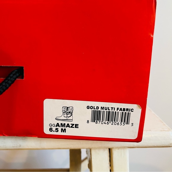 Guess women’s boots like new in box fleece and gold - Picture 6 of 7